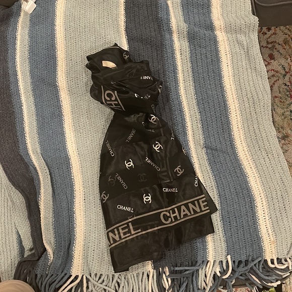 Designer silk scarves - Picture 6 of 7